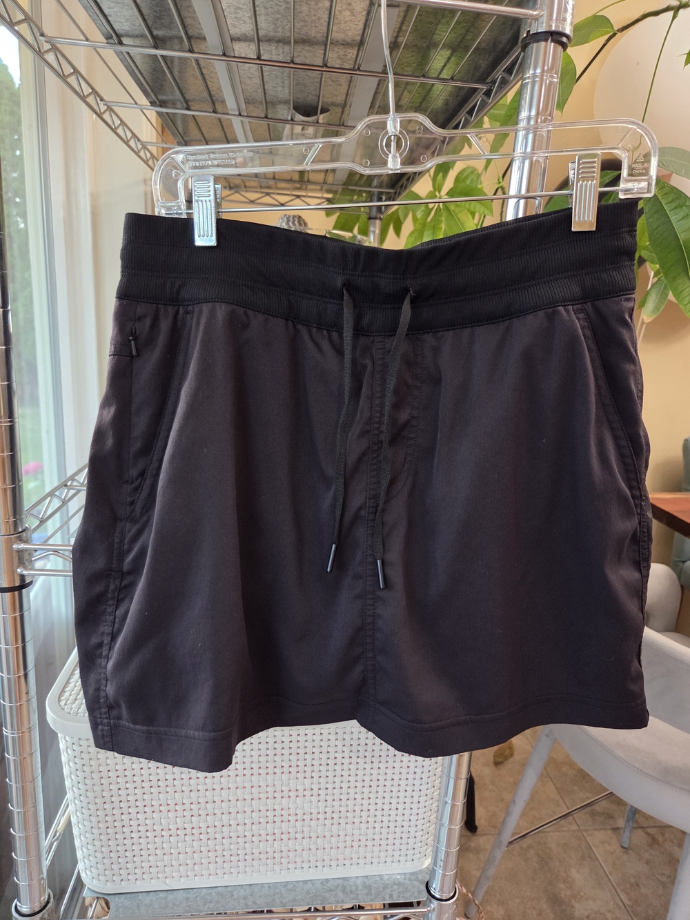 The North Face Womwn's Black Athletic Drawcord Shorts/skirt